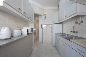 Microwave, coffee/tea maker, cookware/dishes/utensils - Alameda Typical by Homing (Lisbon)