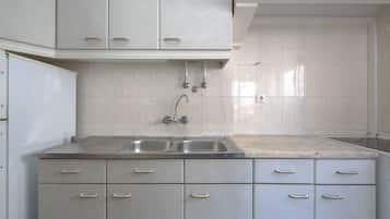 Microwave, coffee/tea maker, cookware/dishes/utensils