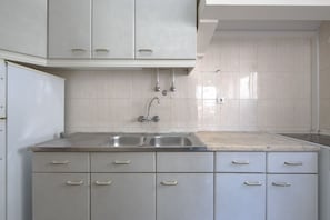 電子レンジ、コーヒー / ティーメーカー、調理器具と食器