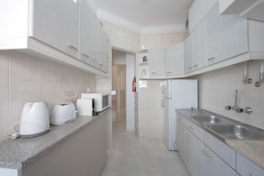 Microwave, coffee/tea maker, cookware/dishes/utensils - Alameda Typical by Homing (Lisbon)