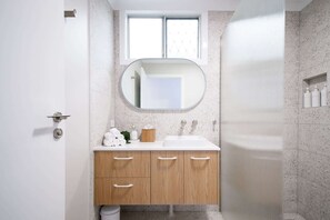 Shower, hair dryer, towels