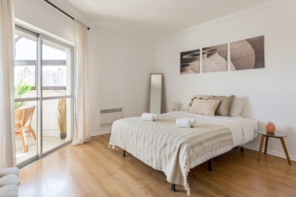 1 bedroom, bed sheets