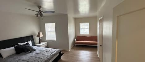 3 slaapkamers, een strijkplank/strijkijzer, wifi, beddengoed