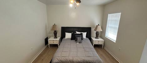 3 slaapkamers, een strijkplank/strijkijzer, wifi, beddengoed