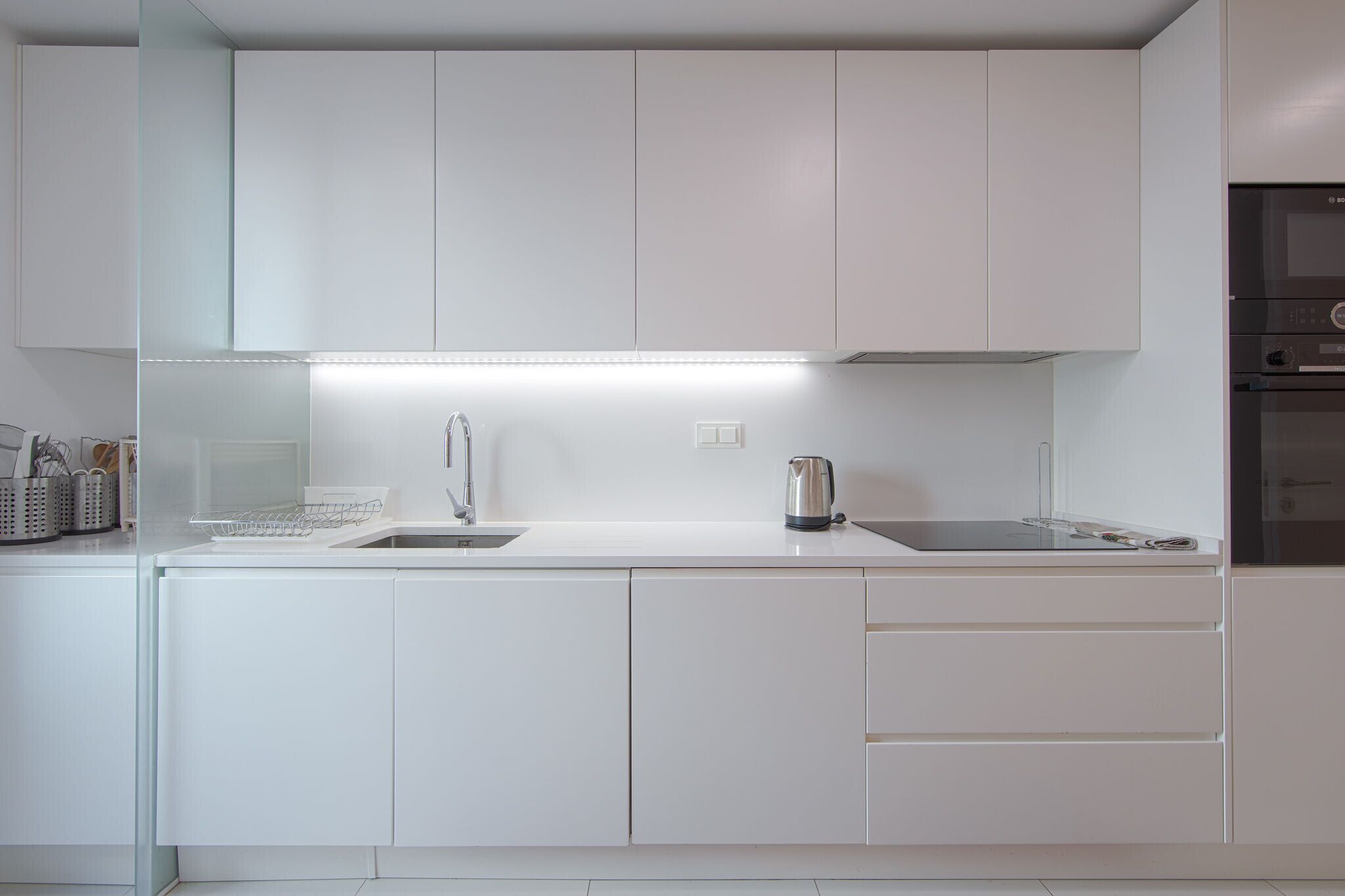 Microondas, lavavajillas, cafetera o tetera y utensilios de cocina