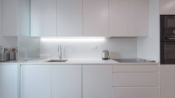 Microondas, lavavajillas, cafetera o tetera y utensilios de cocina