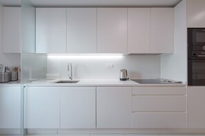 Microondas, lavavajillas, cafetera y tetera y utensilios de cocina 