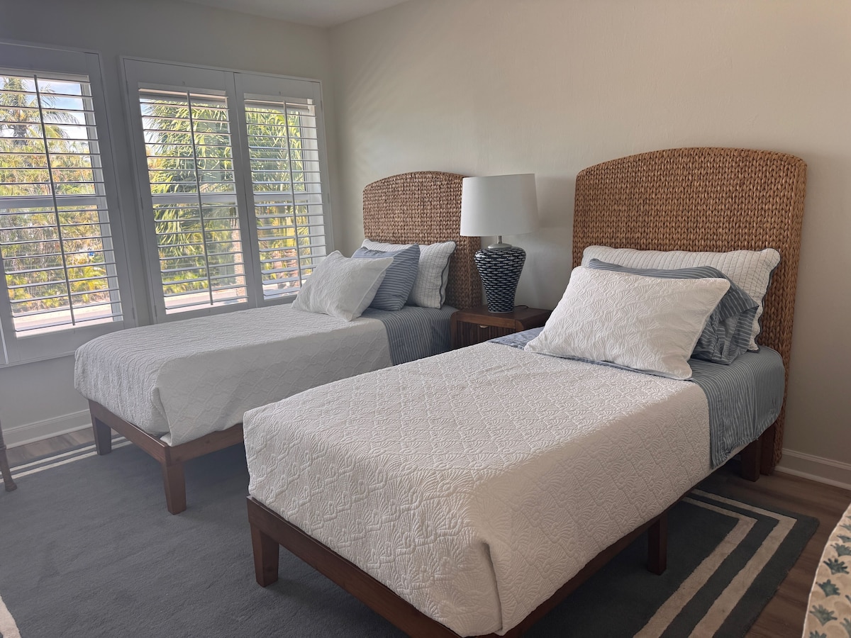 Photo 10 of 3-bed, 3-bath villa with pool in Olde Naples. Walk to 3rd, 5th and the beach!
