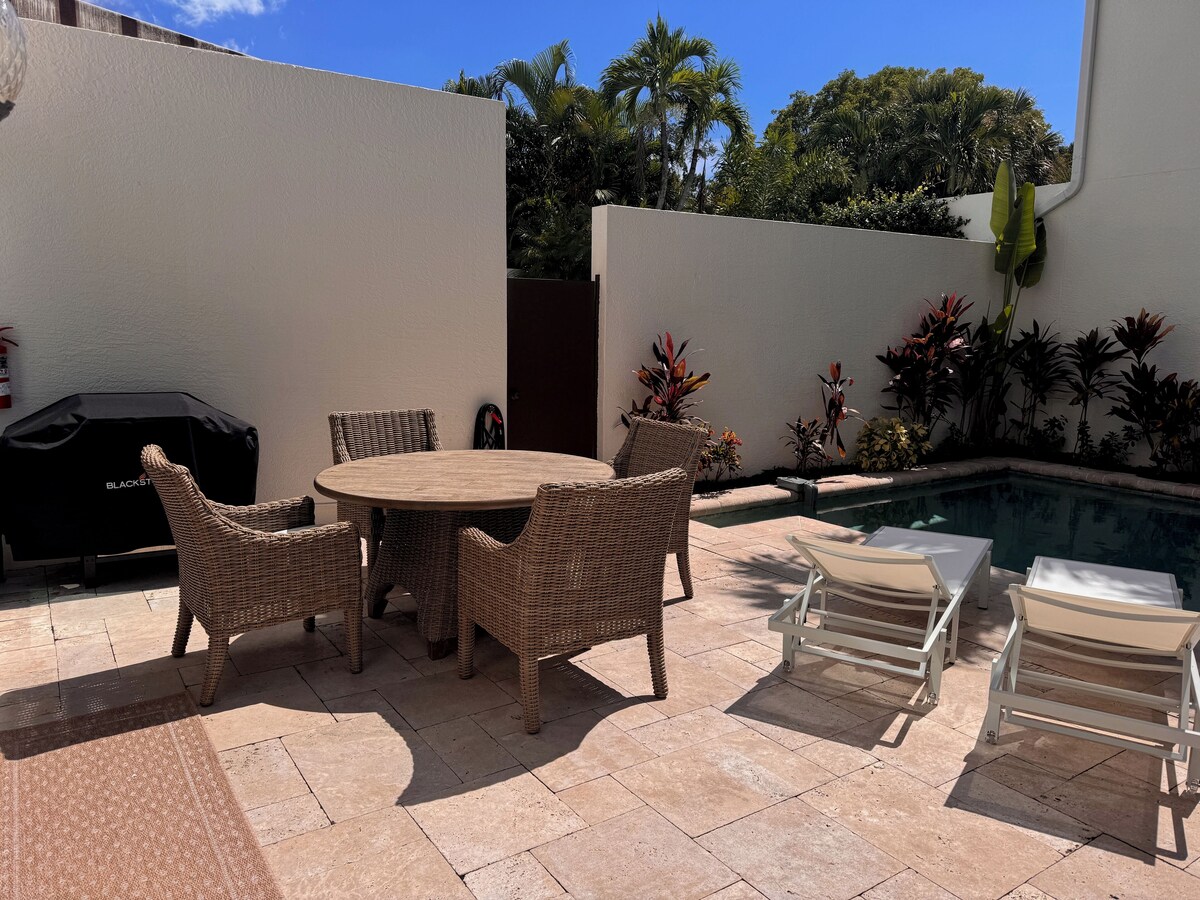 Photo 18 of 3-bed, 3-bath villa with pool in Olde Naples. Walk to 3rd, 5th and the beach!