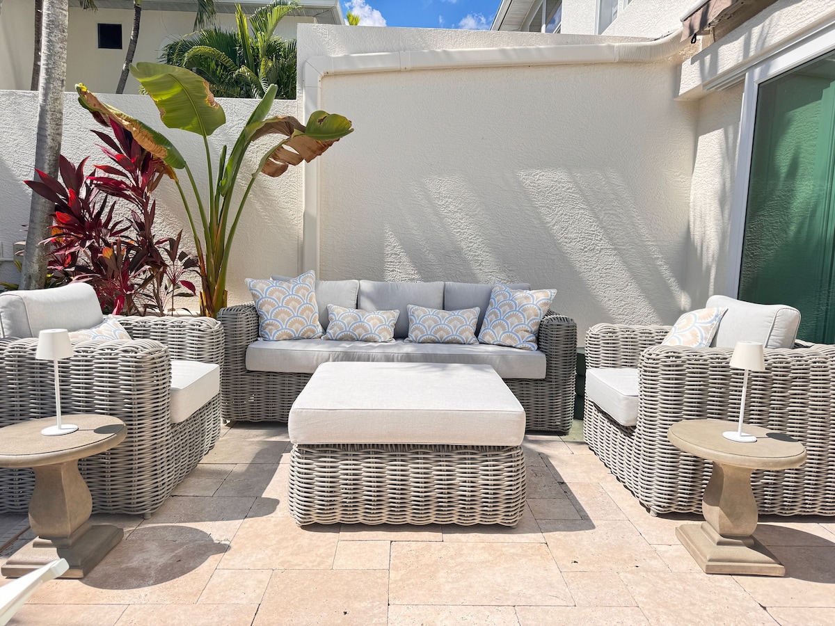Photo 14 of 3-bed, 3-bath villa with pool in Olde Naples. Walk to 3rd, 5th and the beach!
