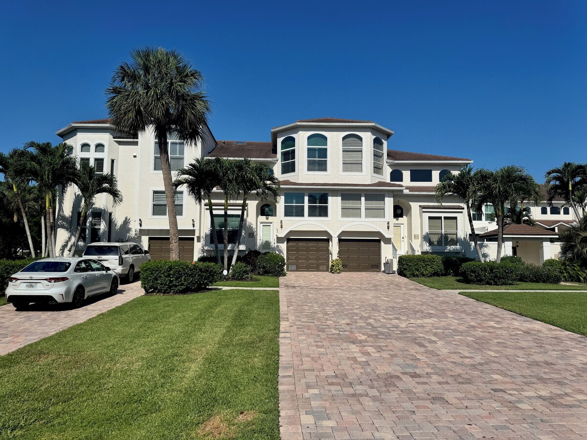 Photo 2 of 3-bed, 3-bath villa with pool in Olde Naples. Walk to 3rd, 5th and the beach!