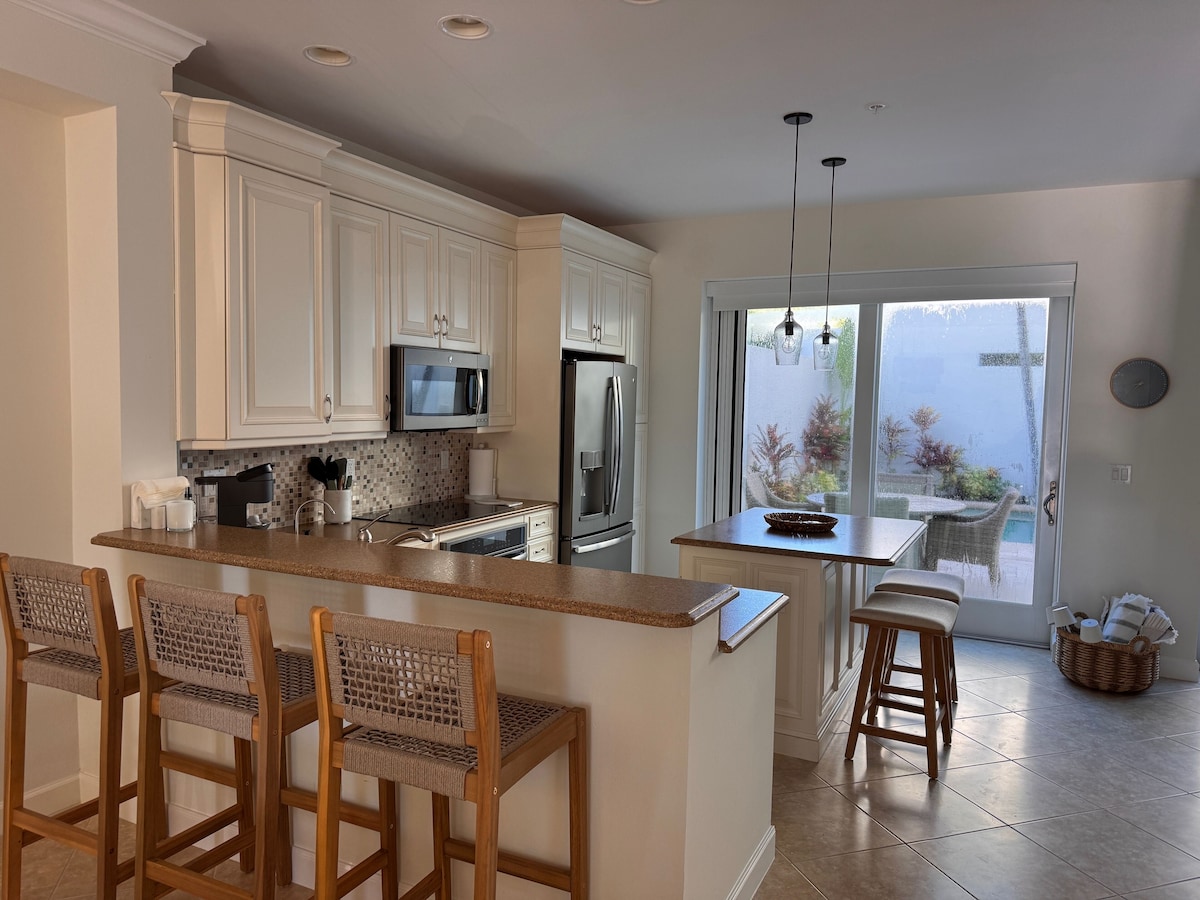Photo 4 of 3-bed, 3-bath villa with pool in Olde Naples. Walk to 3rd, 5th and the beach!