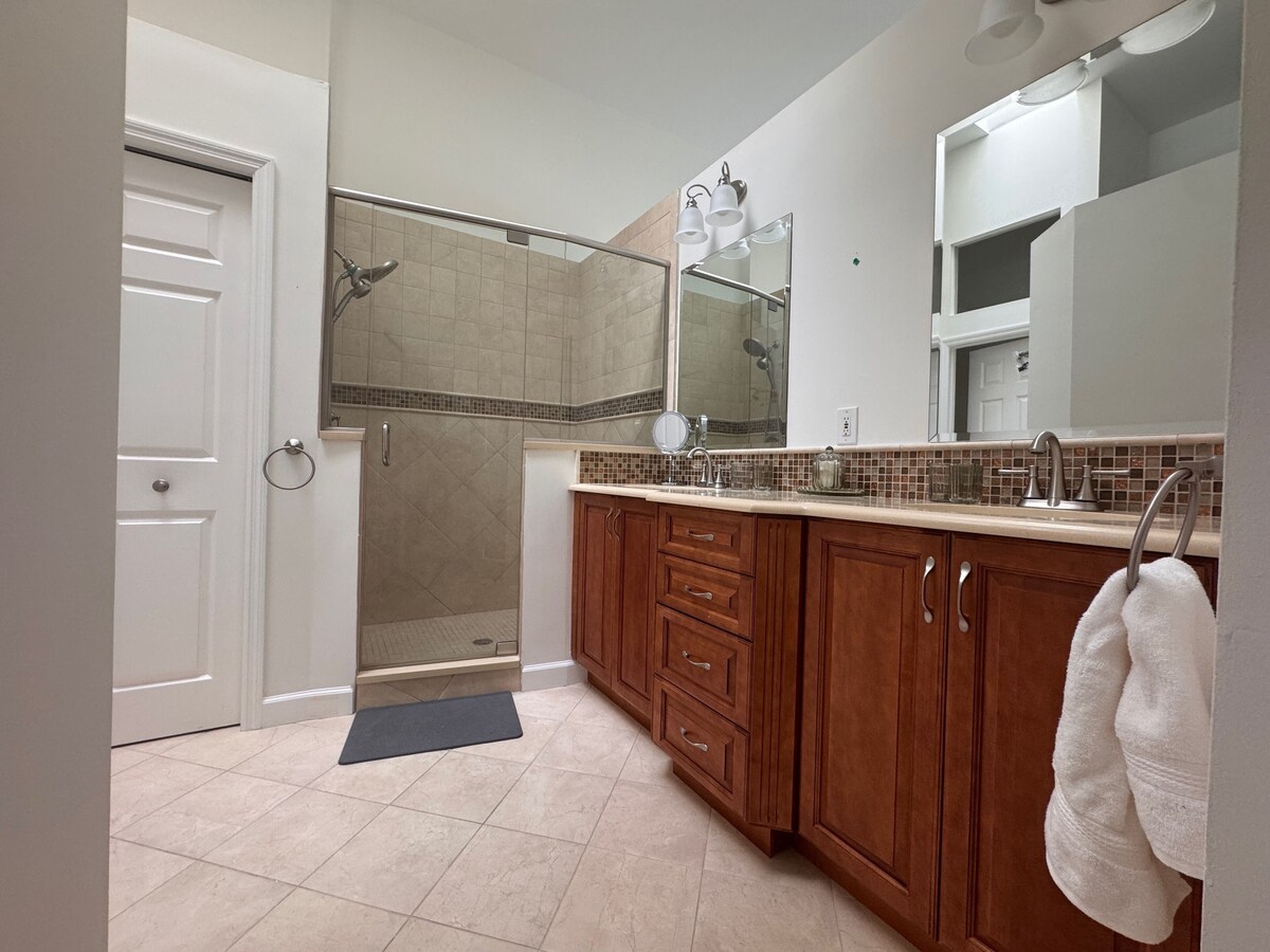Photo 11 of 3-bed, 3-bath villa with pool in Olde Naples. Walk to 3rd, 5th and the beach!