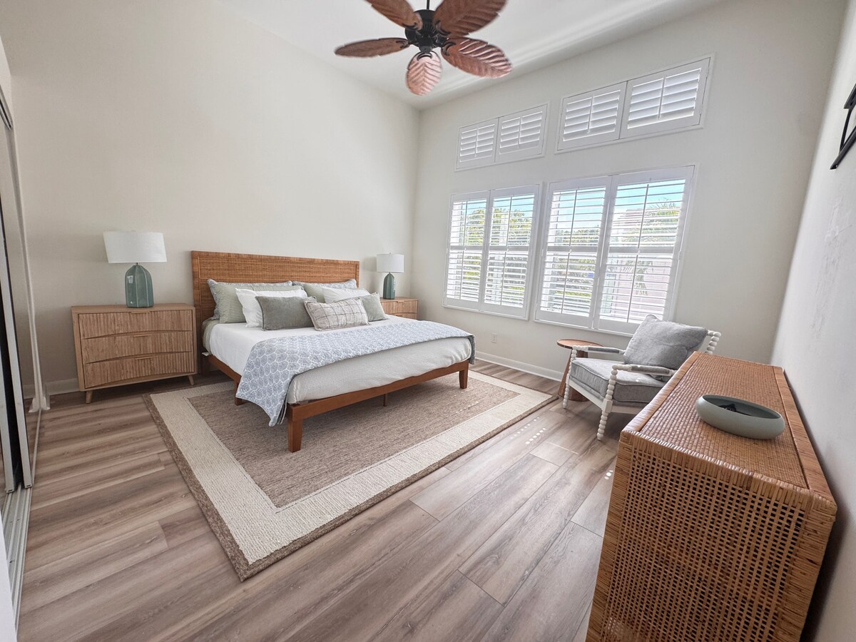 Photo 8 of 3-bed, 3-bath villa with pool in Olde Naples. Walk to 3rd, 5th and the beach!