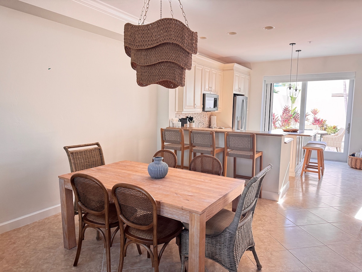 Photo 3 of 3-bed, 3-bath villa with pool in Olde Naples. Walk to 3rd, 5th and the beach!