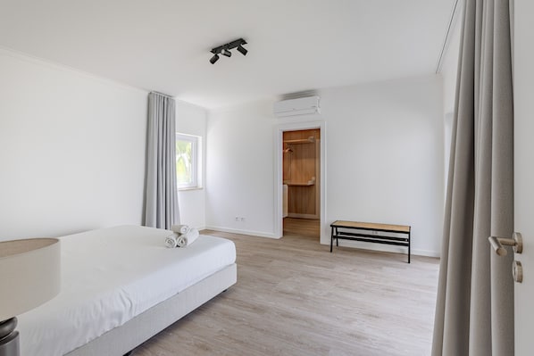 5 bedrooms, bed sheets