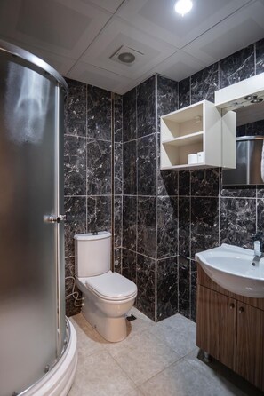 Quarto conforto, vista para o lago | Banheiro | Chuveiro, produtos de toalete grátis, secador de cabelo 