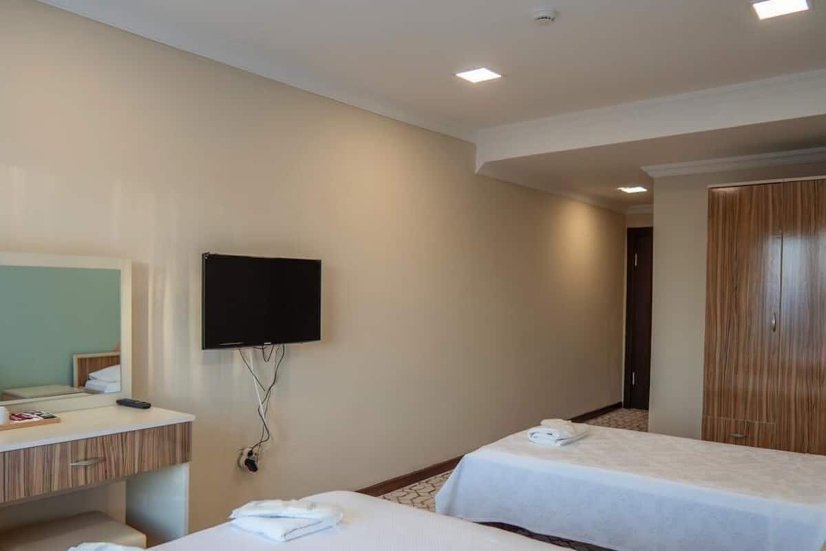 Minibar, free WiFi, bed sheets