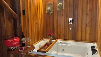 Douche, bidet, serviettes fournies, papier toilette