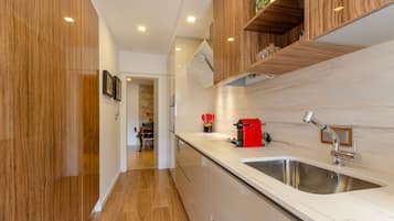 Mikrowelle, Geschirrspüler, Wasserkocher mit Kaffee-/Teezubehör