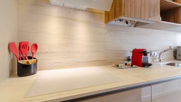 Mikrobølgeovn, oppvaskmaskin, kaffetrakter/tekoker og kjøkkenutstyr