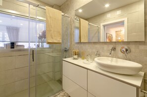 Shower, towels