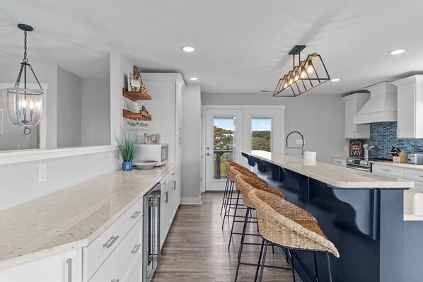 Réfrigérateur, four à micro-ondes, un four, surface de cuisson