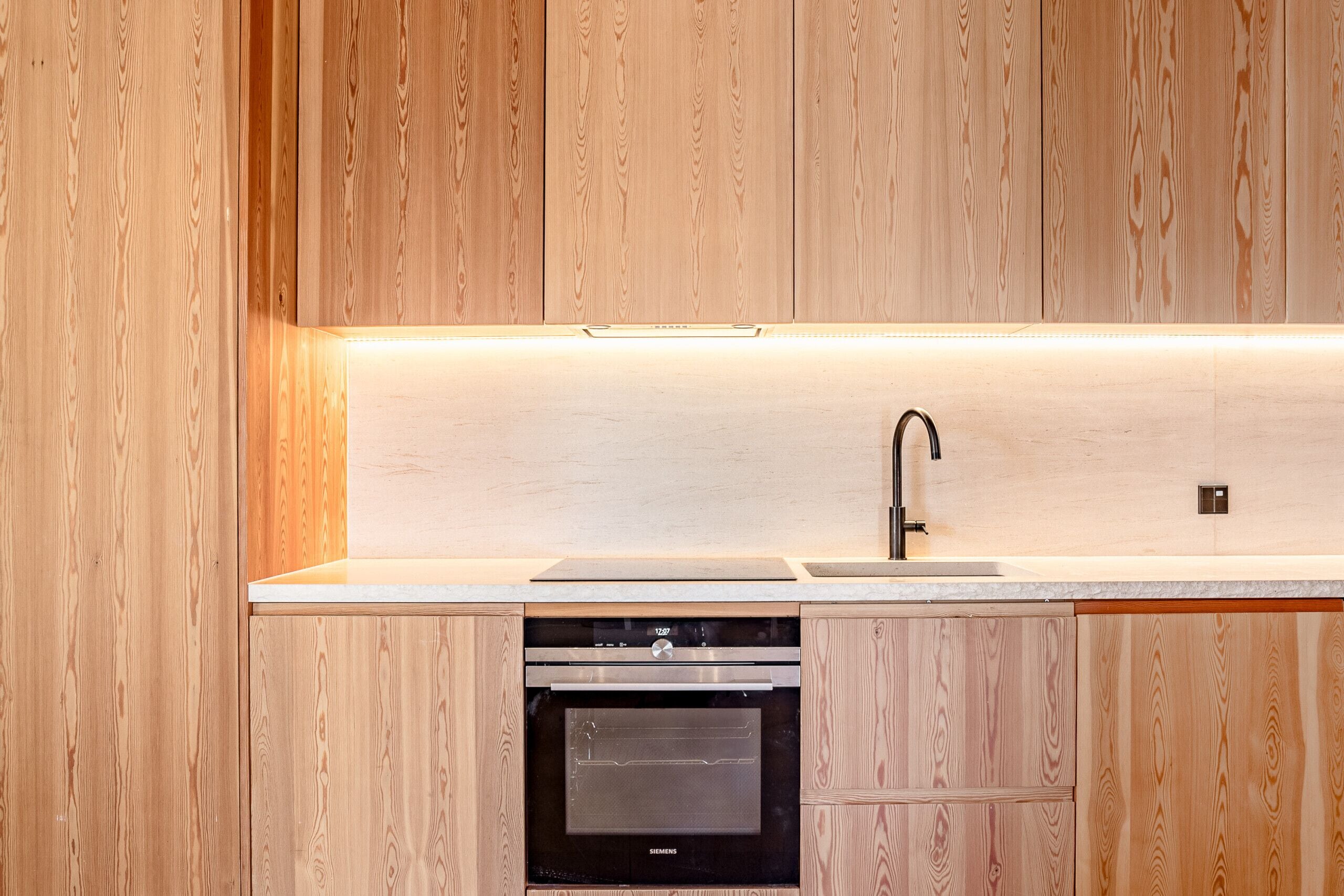 Micro-ondas, lava-louças, cafeteira/chaleira