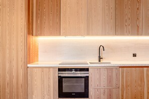 微波爐、洗碗機、咖啡機/沖茶器、鍋具/餐盤/廚房用品