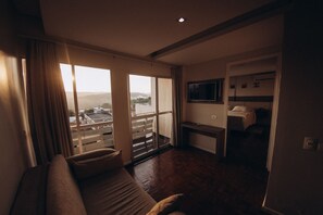 Escritorio, espacio para trabajar con laptop y wifi gratis