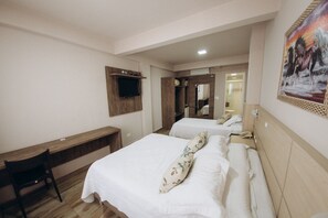 Standard Triple Room | Desk, laptop workspace, free WiFi - Salvatori Hotel (Telemaco Borba)