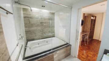 Deluxe Suite | Desk, laptop workspace, free WiFi