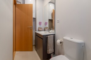 Shower, towels - Setubal Boutique Apartments III (Setubal)
