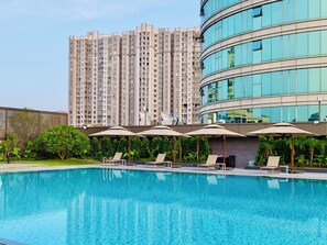 Una piscina al aire libre (de 08:00 a 22:00), sombrillas