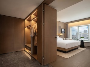 Luxury Suite | In-room safe, desk, laptop workspace, blackout drapes