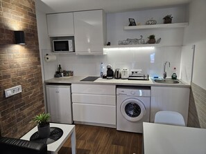 Family Apartment, Non Smoking | Private kitchen | Mini-fridge, microwave, stovetop, espresso maker