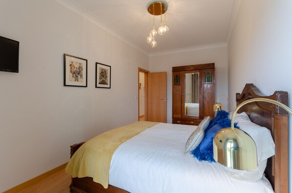 2 bedrooms, bed sheets