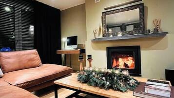 Een smart-tv en een open haard