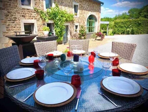 Outdoor dining