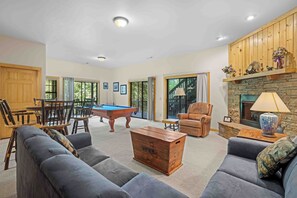 Fernseher, Kamin, DVD-Player