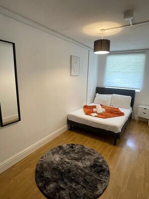 3 bedrooms, WiFi, bed sheets - 3 Bedroom property ideal for Work Stays - 20 mins walk to center (Nottingham)