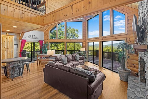 Five Seasons - Luxury Cabin Featuring a Pool Table, Hot Tub and Fire Pit