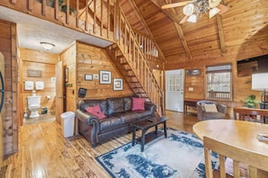 Una televisión, una chimenea