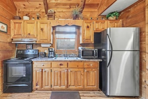 Frigorífico, microondas, placa de cocina y cafetera o tetera