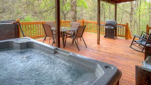 Outdoor dining - Amy's Creek 1 - Dog Friendly Cabin with Creekside Views and Covered Deck (Clarkesville)