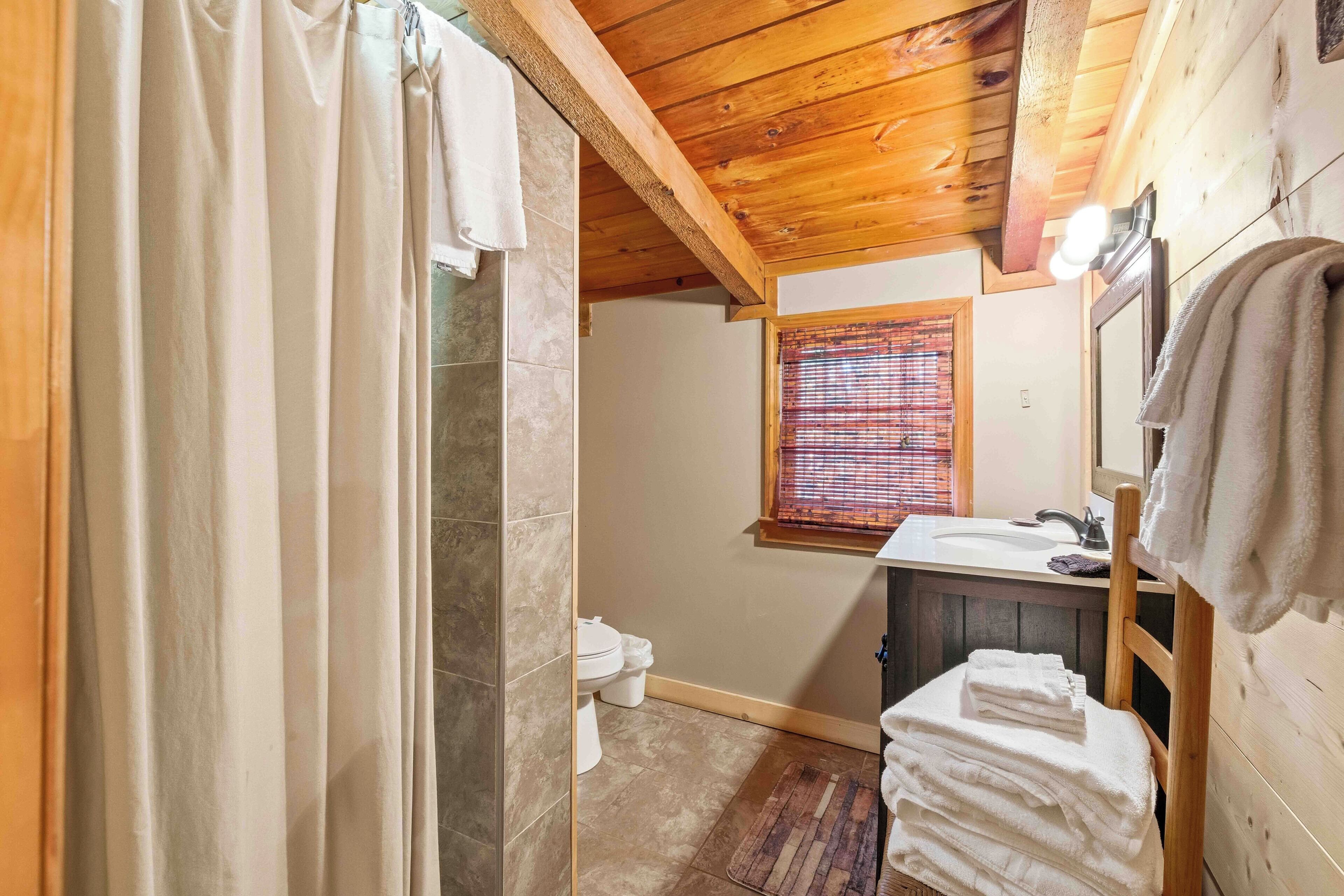 Un baño con ducha, inodoro y lavamanos.