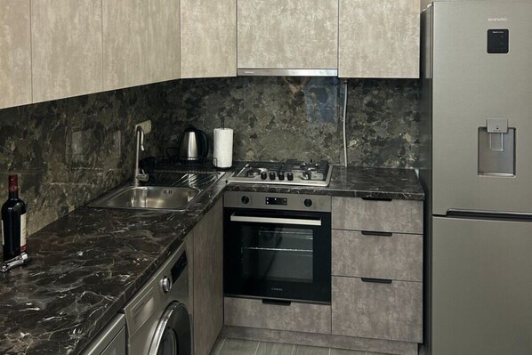 Fridge, oven, stovetop, dishwasher