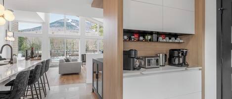 Fridge, microwave, stovetop, dishwasher
