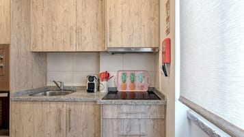 Microwave, dishwasher, coffee/tea maker, cookware/dishes/utensils