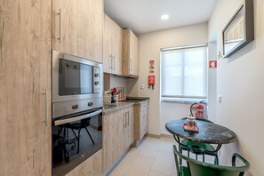 Een microgolfoven, een vaatwasser, een koffiezetapparaat/waterkoker